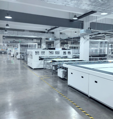 Trabalhadores montando m&oacute;dulos fotovoltaicos na linha de produ&ccedil;&atilde;o LCSOLAR