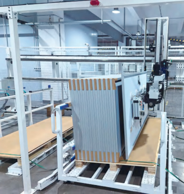 Interior da f&aacute;brica LCSOLAR mostrando a fabrica&ccedil;&atilde;o de pain&eacute;is solares