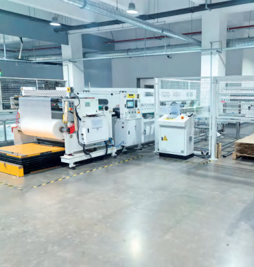 Inspe&ccedil;&atilde;o de qualidade de pain&eacute;is solares na f&aacute;brica LCSOLAR